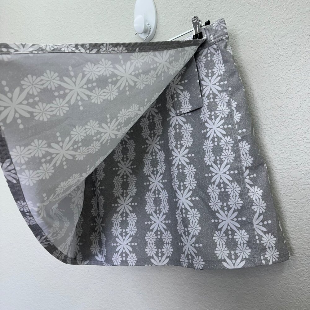 RipSkirt Hawaii Grey White Floral Wrap Stretch Quick Dry Skirt Womens sz Medium - Picture 4 of 8